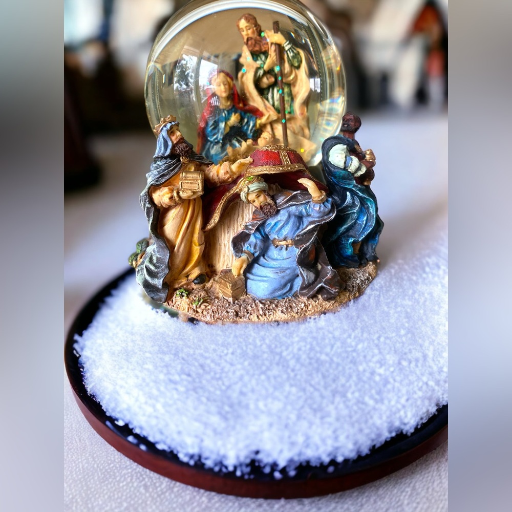 Snow globe musical HOLY FAMILY NATIVITY scene